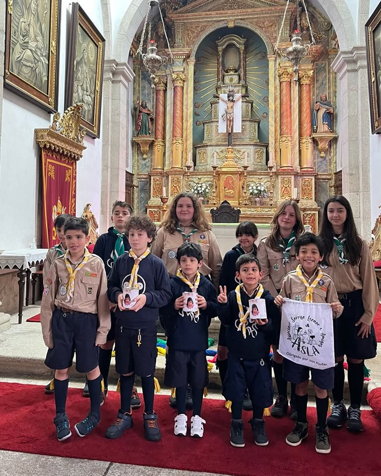 Jovens escuteiros na iniciativa de recolha de tampinhas para a ASLA